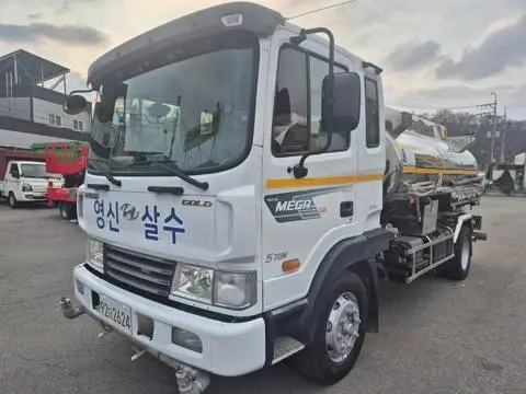 현대 메가트럭 5톤 살수차 2009년식 메가트럭 살수차 전측면
